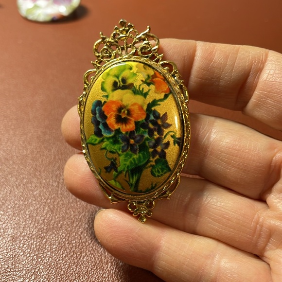 Collection of Four vintage pins. - Picture 5 of 6
